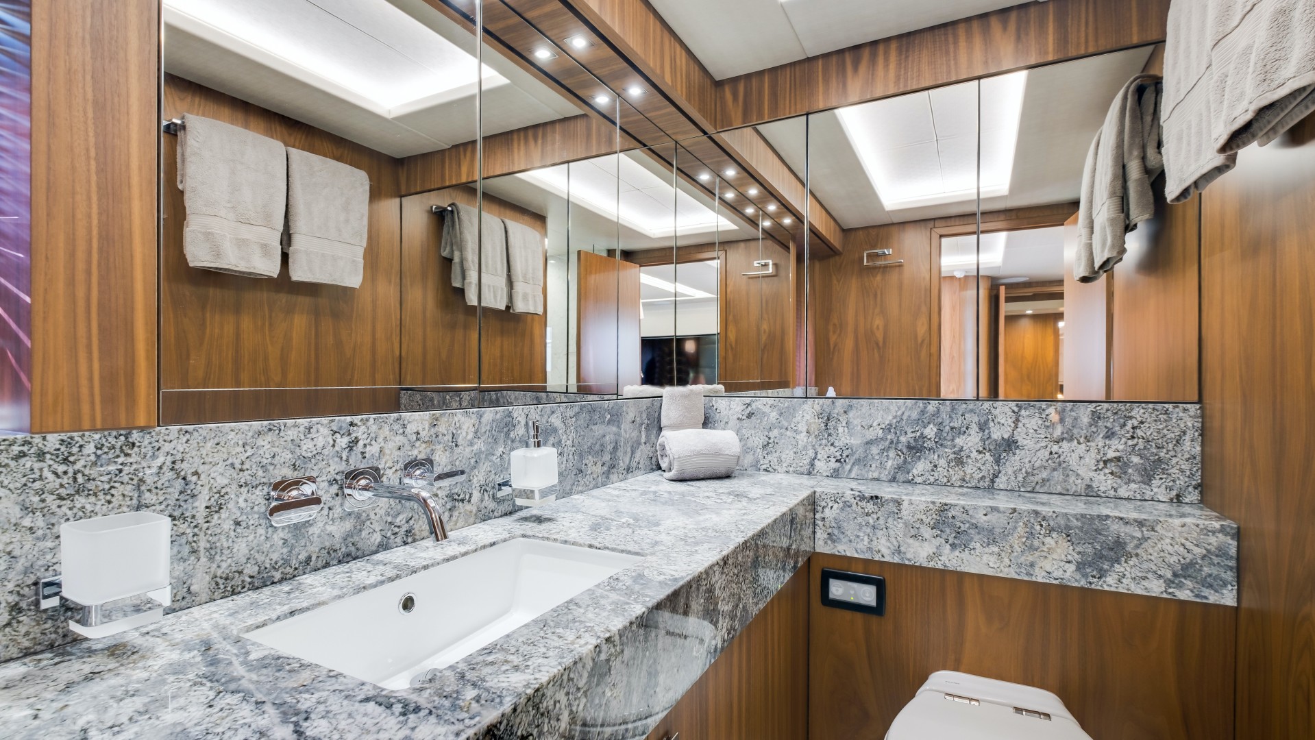 2018 Sunseeker 86 Yacht - Image 37