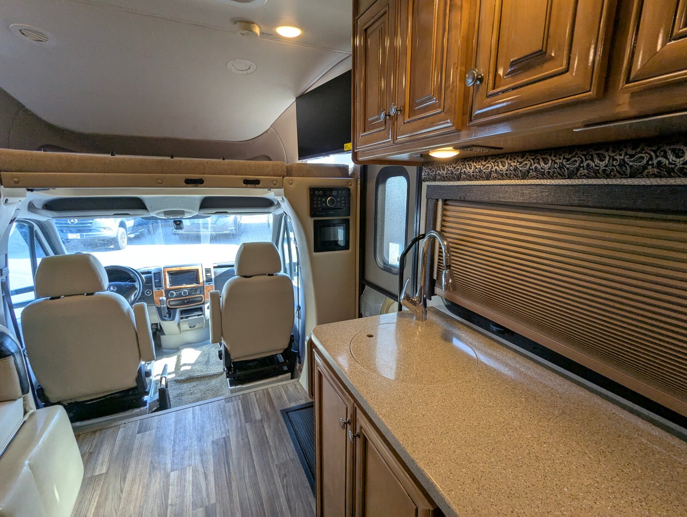 2018 Thor Motor Coach Synergy SD24 - Image 27