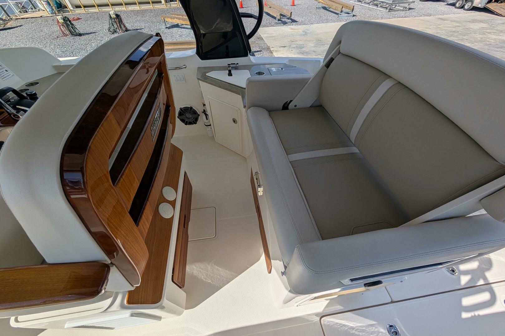 2024 Boston Whaler 350 Realm - Image 2