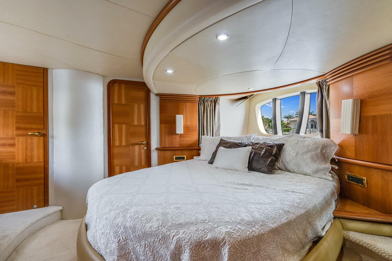 2009 Azimut 62E - Image 43