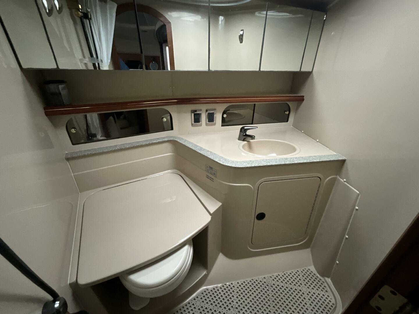 2002 Cruisers 35 Express - Image 20