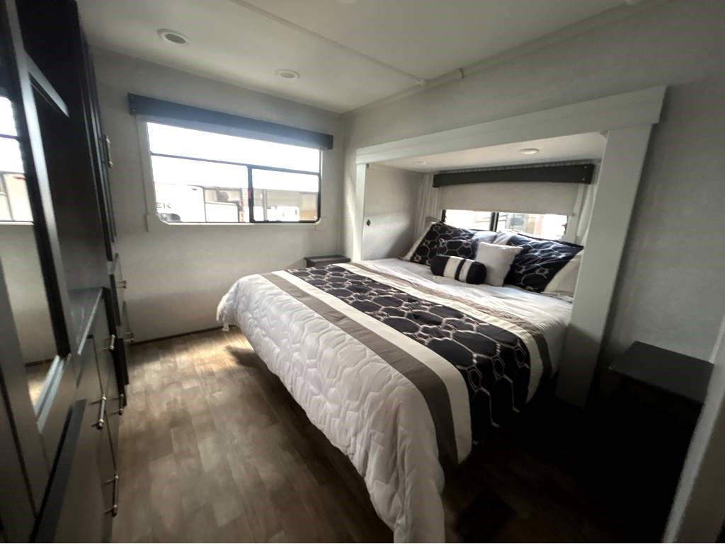 2025 CROSSROADS REDWOOD REGENCY 3951BAM - Image 26