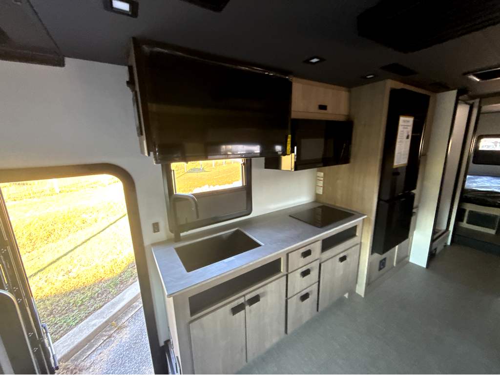 2027 GRAND DESIGN LINEAGE SERIESE 30DC - Image 17