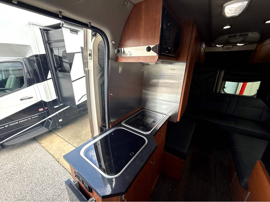 2018 ROADTREK ZION - Image 11