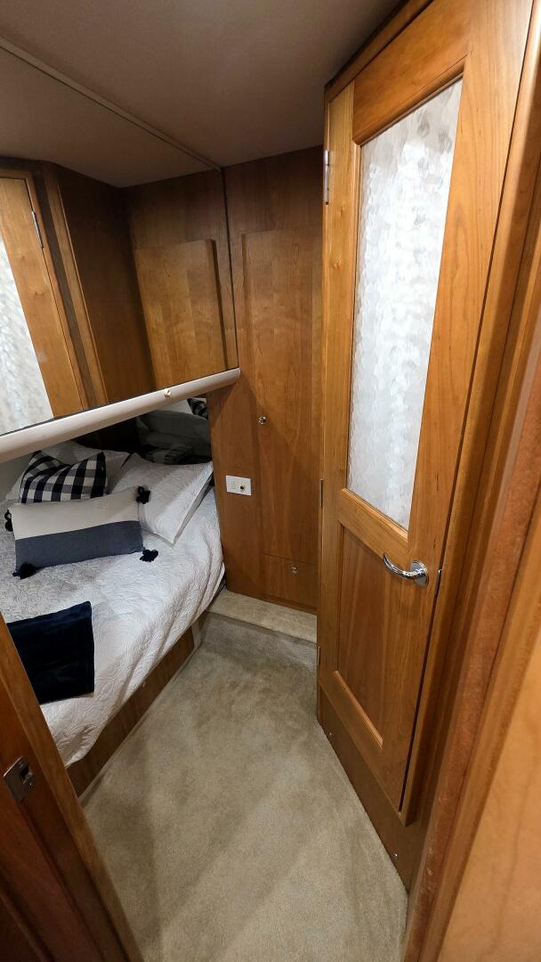 2001 Silverton 410 Sport Bridge - Image 26