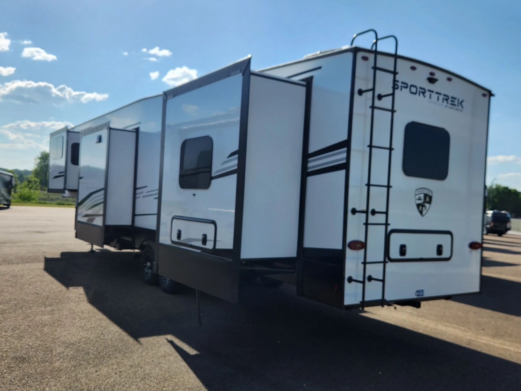 2026 VENTURE RV SPORTTREK 365VFL - Image 3