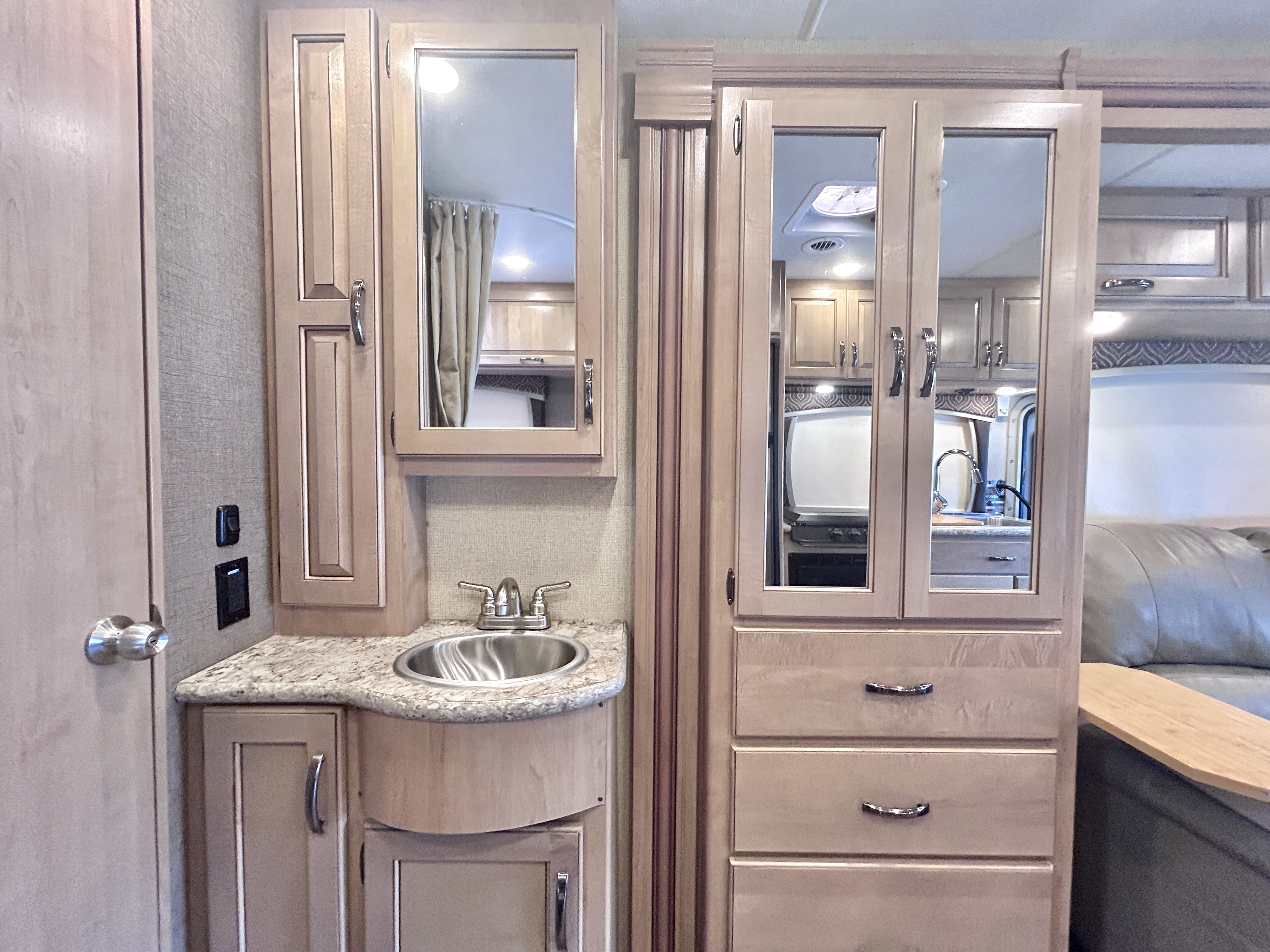2018 Thor Motor Coach Chateau Sprinter 24WS - Image 11