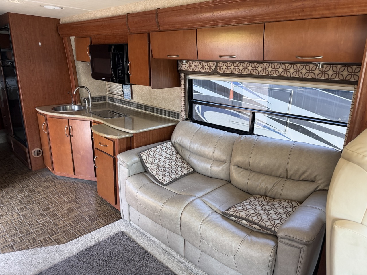 2010 Thor Motor Coach Serrano 31V - Image 6