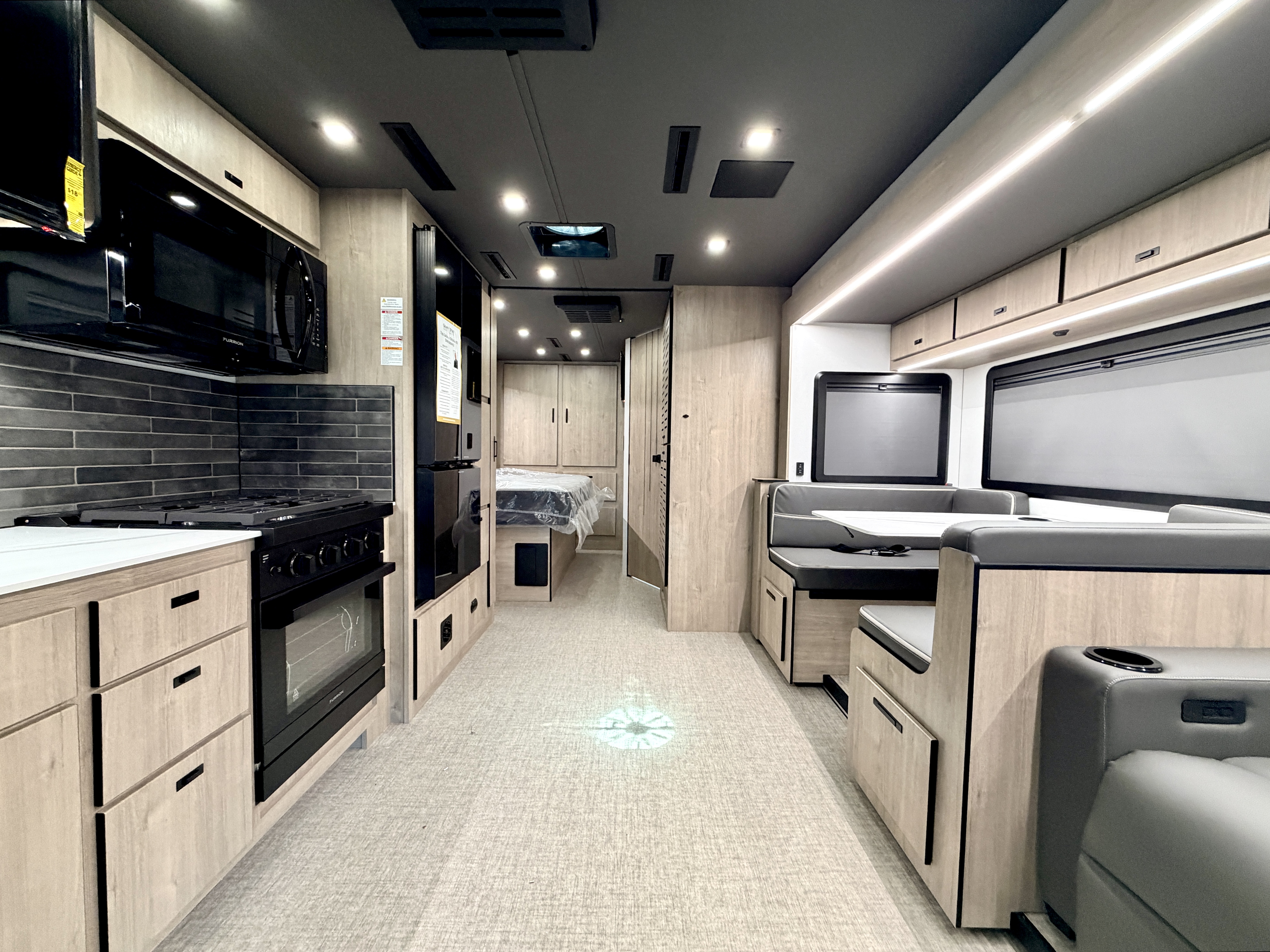 2027 Grand Design Lineage Series F 31ZW5 - Image 9