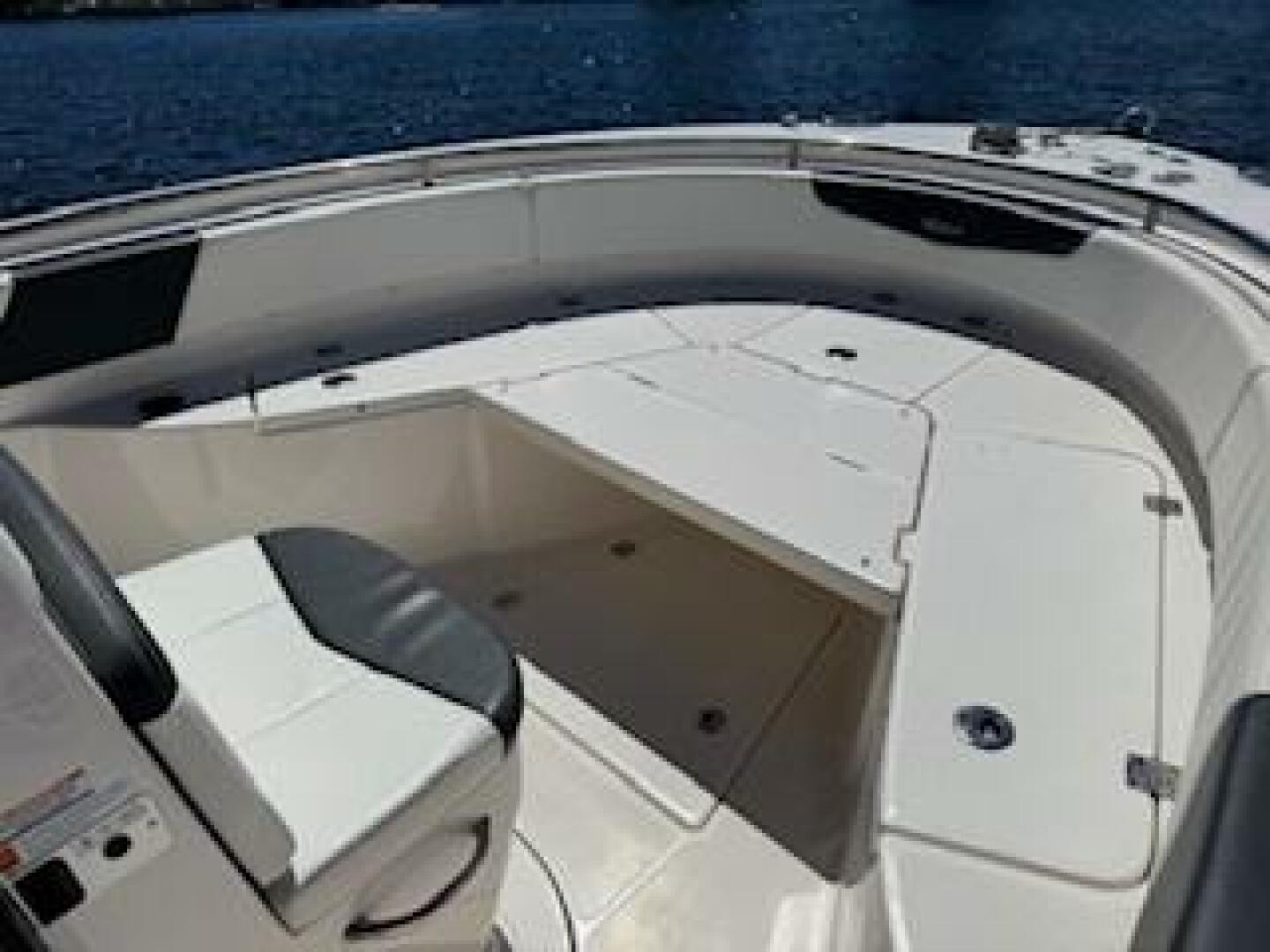 2022 Robalo R242 Center Console Base - Image 9