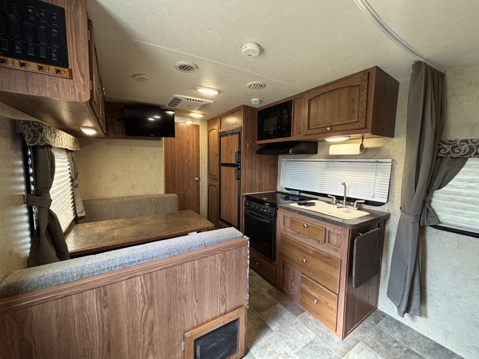 2016 Forest River Flagstaff Micro Lite 23FB - Image 9