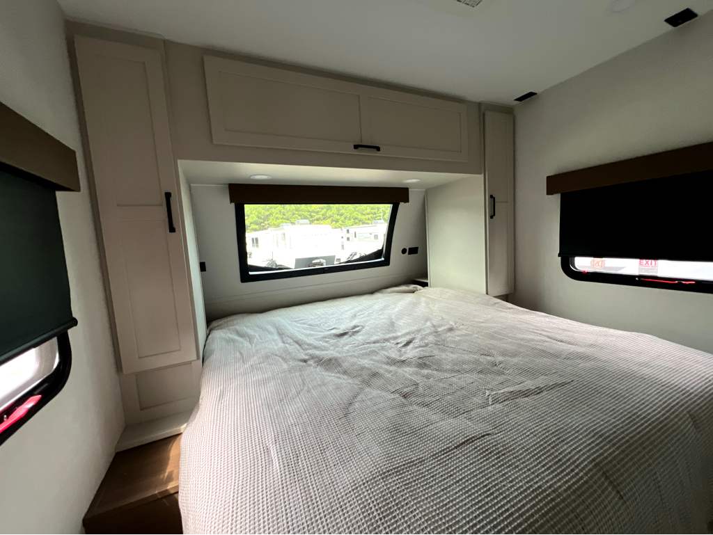 2027 VENTURE RV SPORTTREK 333VIK - Image 22
