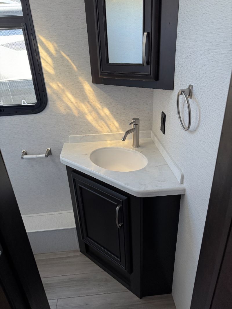 2025 Entegra Coach Accolade XL 37K - Image 13