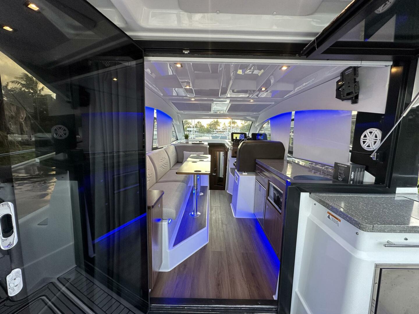 2020 Four Winns Vista 355 Coupe - Image 23