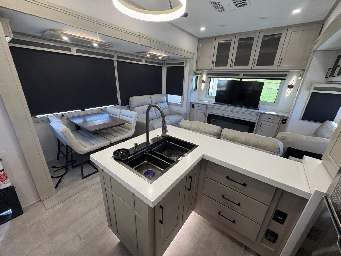 2025 Grand Design Solitude 388MBS - Image 9