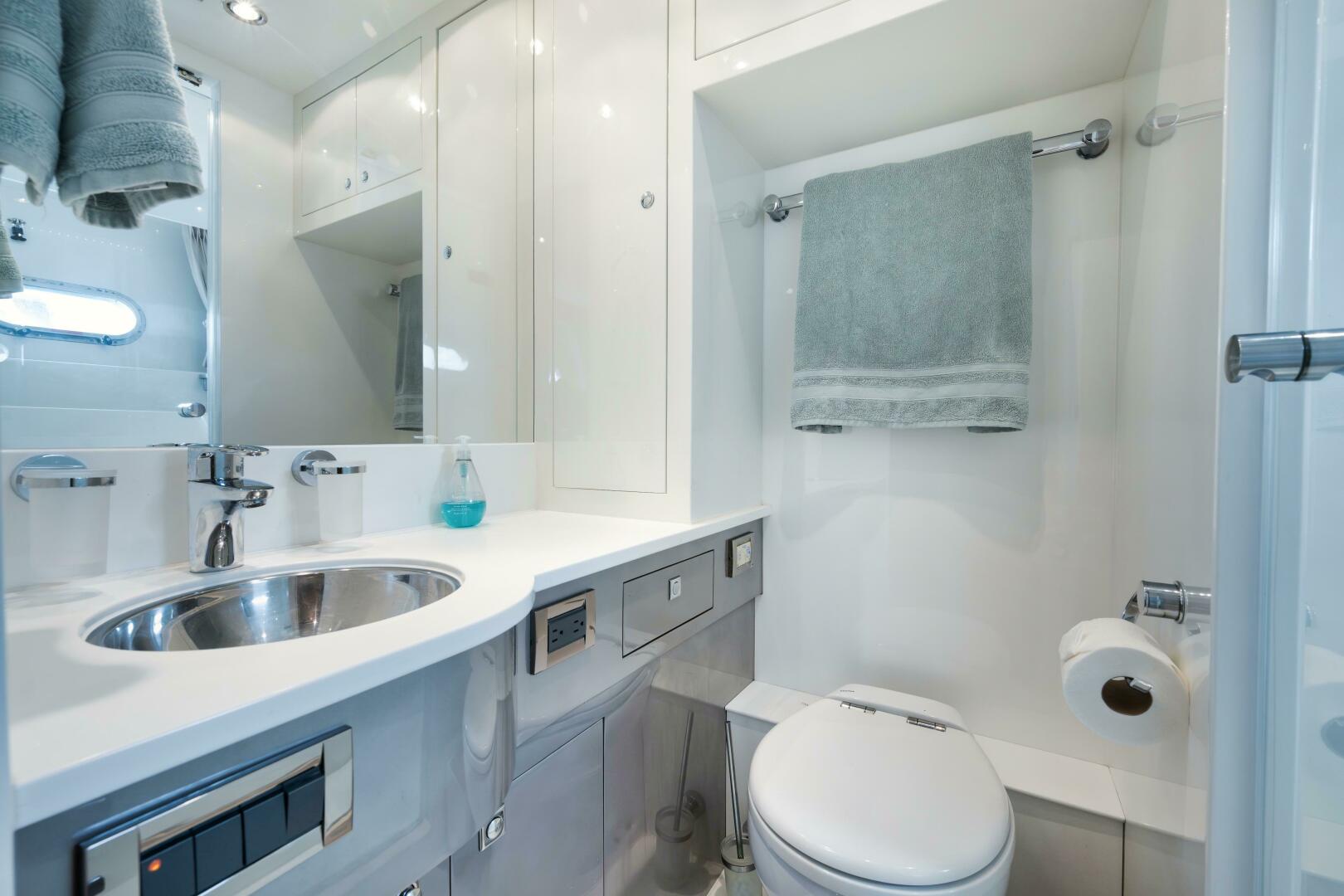 2012 Horizon P110 Tri-Deck - Image 41