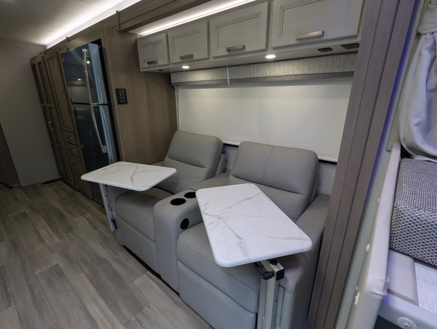 2027 Thor Motor Coach Omni Z30 - Image 16