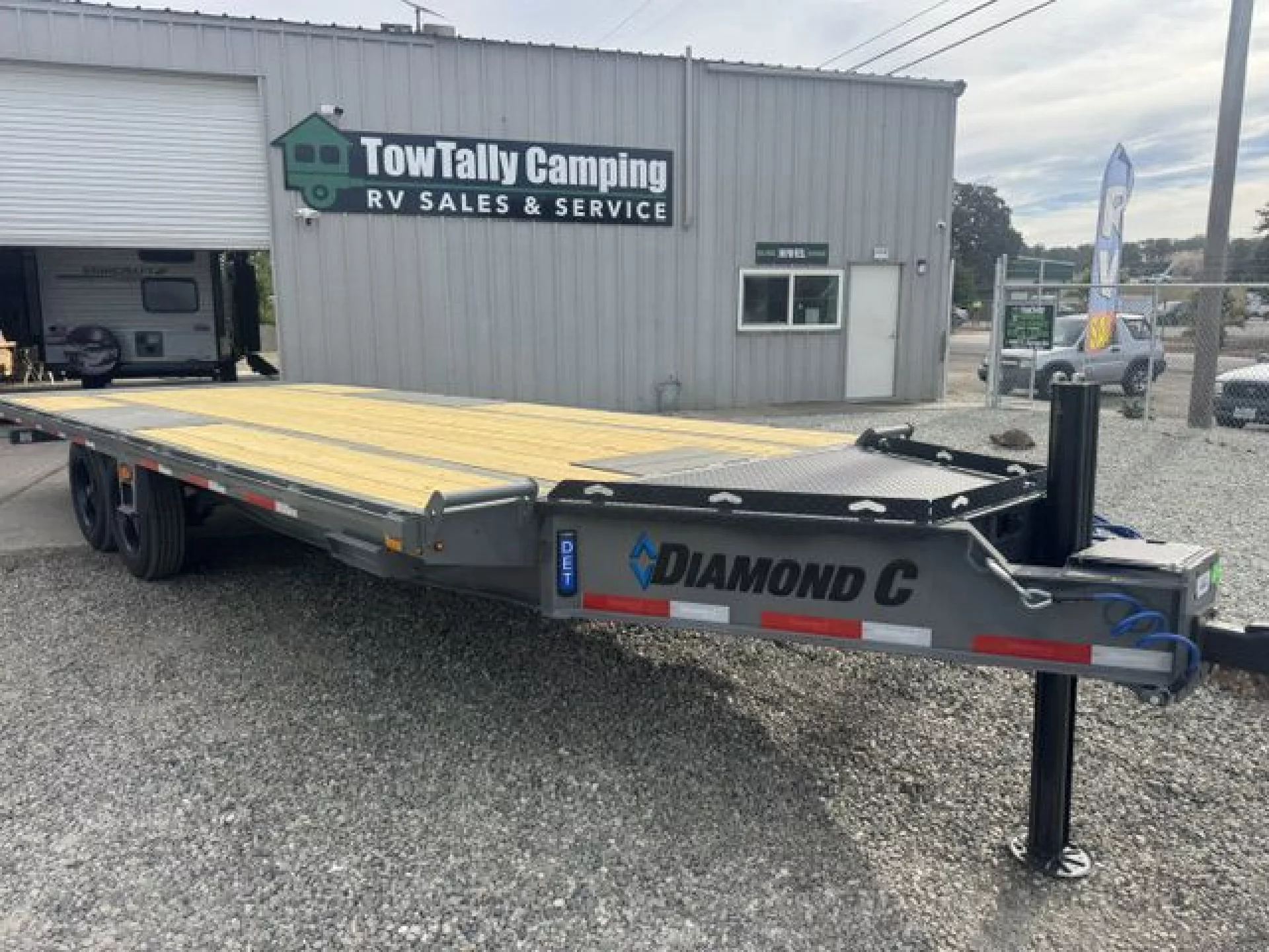 2027 DIAMOND C TRAILERS DIAMOND C DET 208 DET 208 L22X102 18K - Image 1