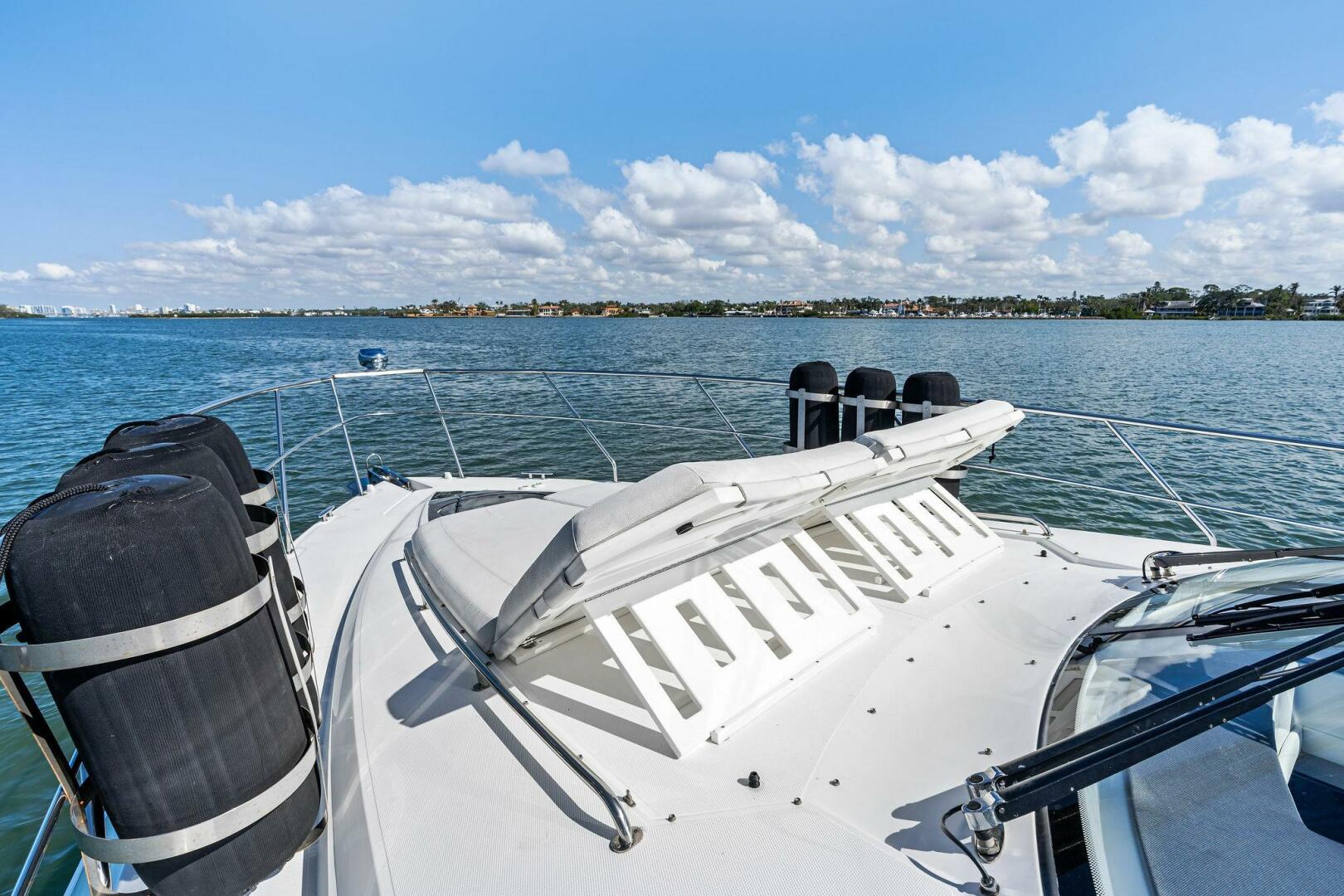 2019 Cruisers Yachts 45 Cantius - Image 12