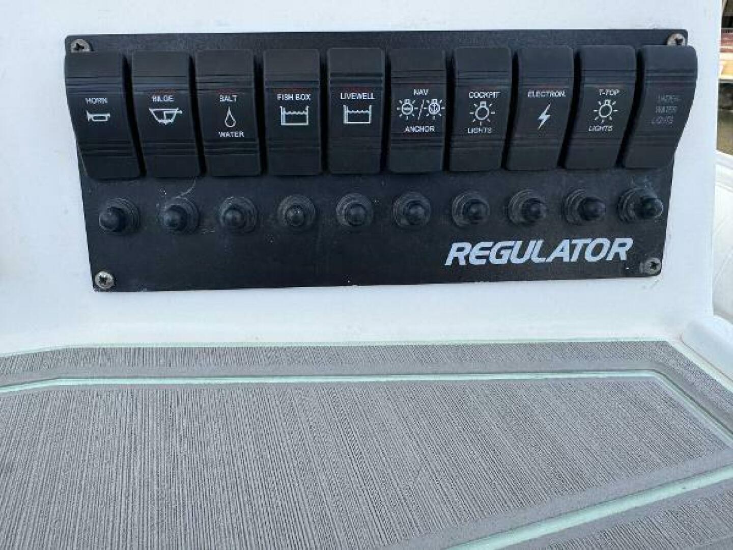 2005 Regulator 23 Center Console - Image 24