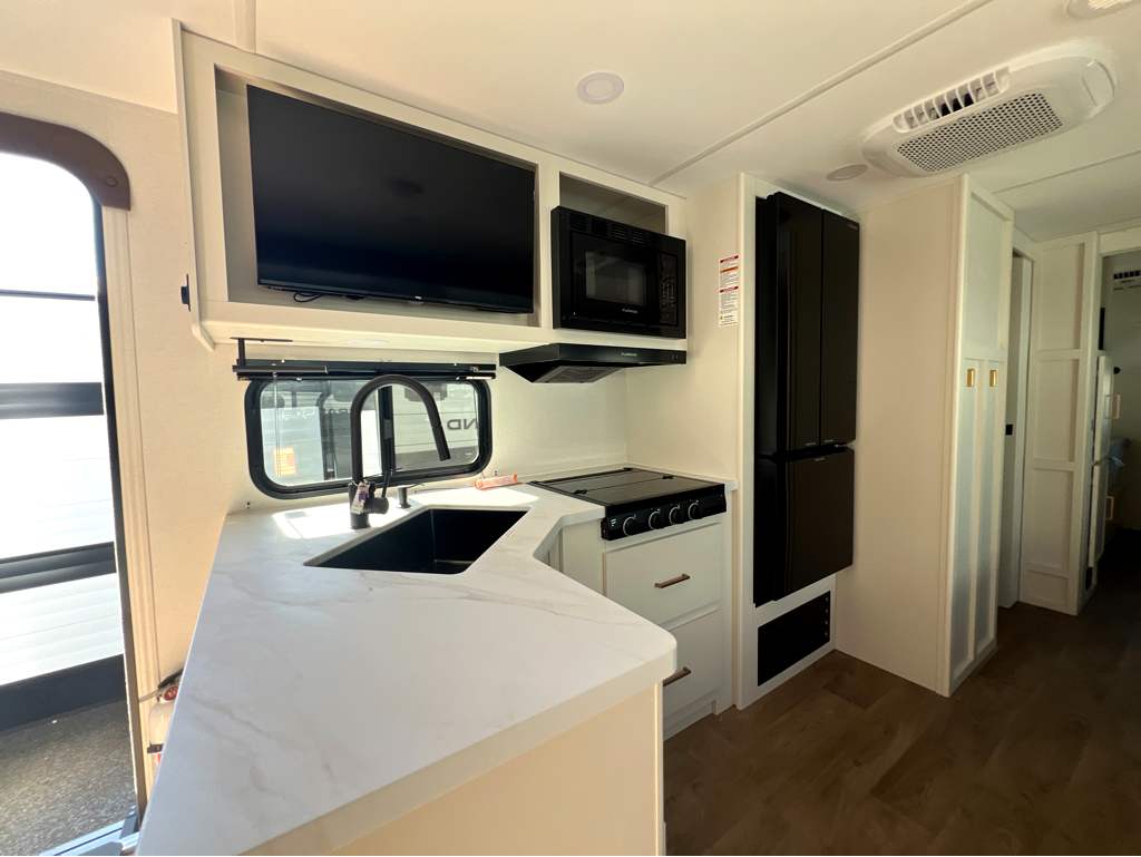 2027 GRAND DESIGN TRANSCEND 335BHT - Image 9