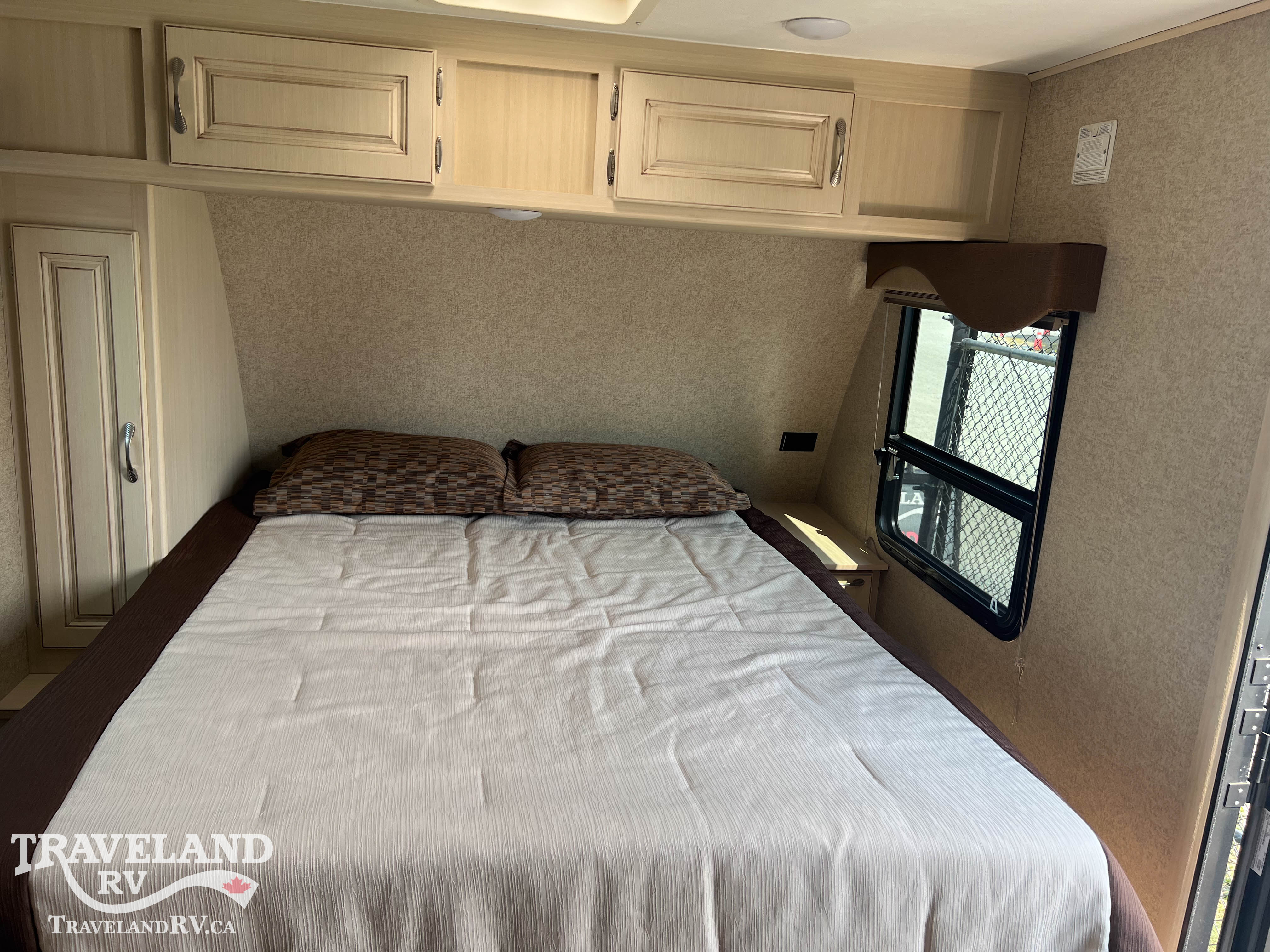 2016 Winnebago Micro Minnie 2106DS - Image 8