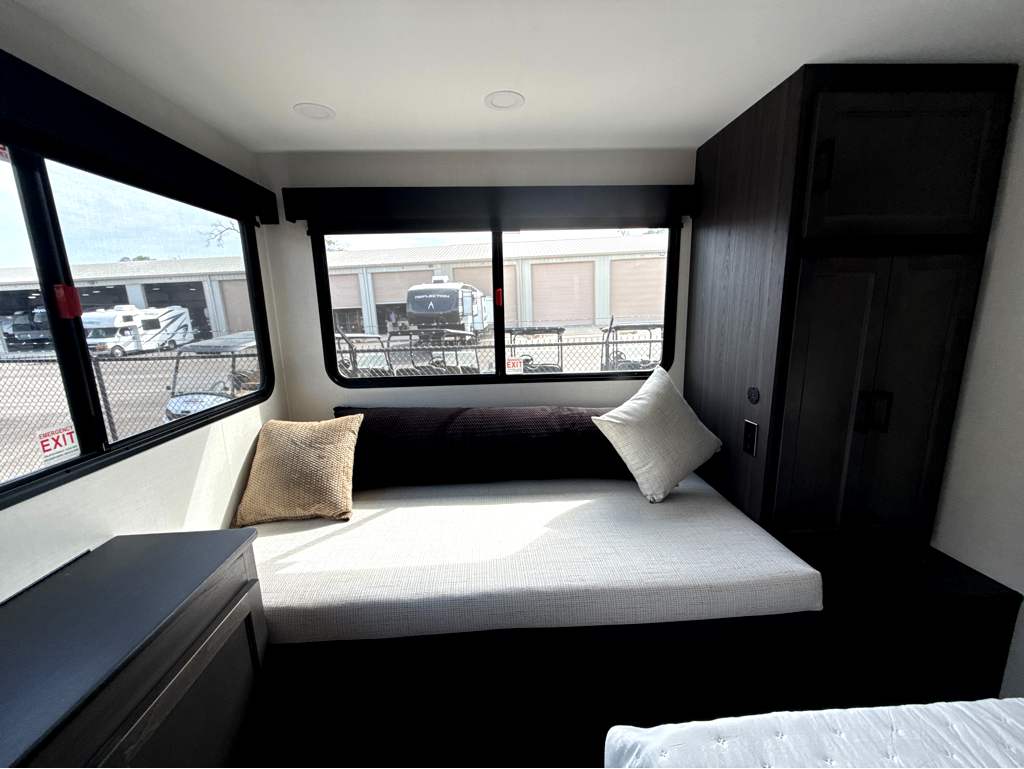 2027 VENTURE RV STRATUS 262VFK - Image 24