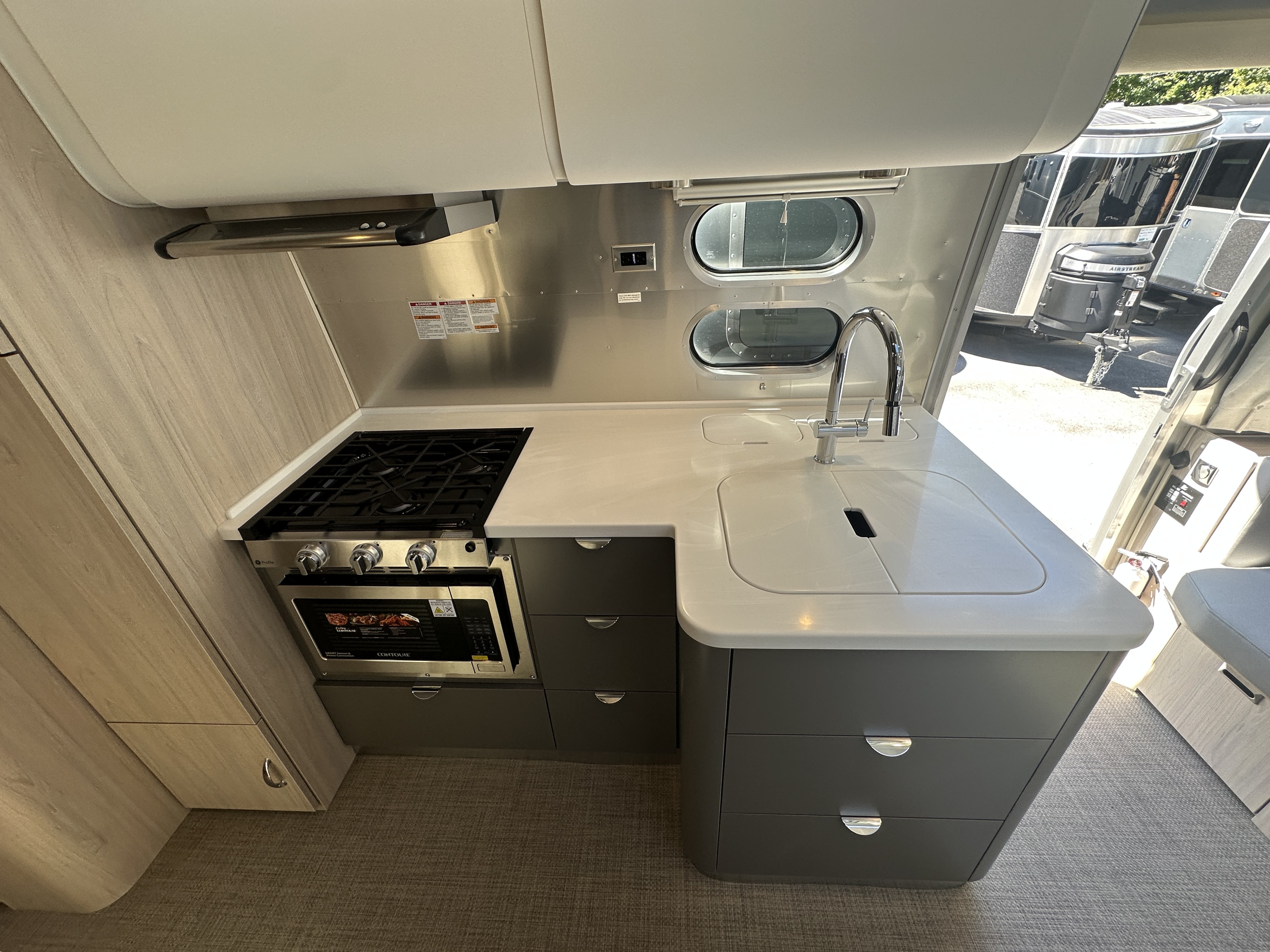 2026 Airstream Globetrotter 27FB Twin - Image 11