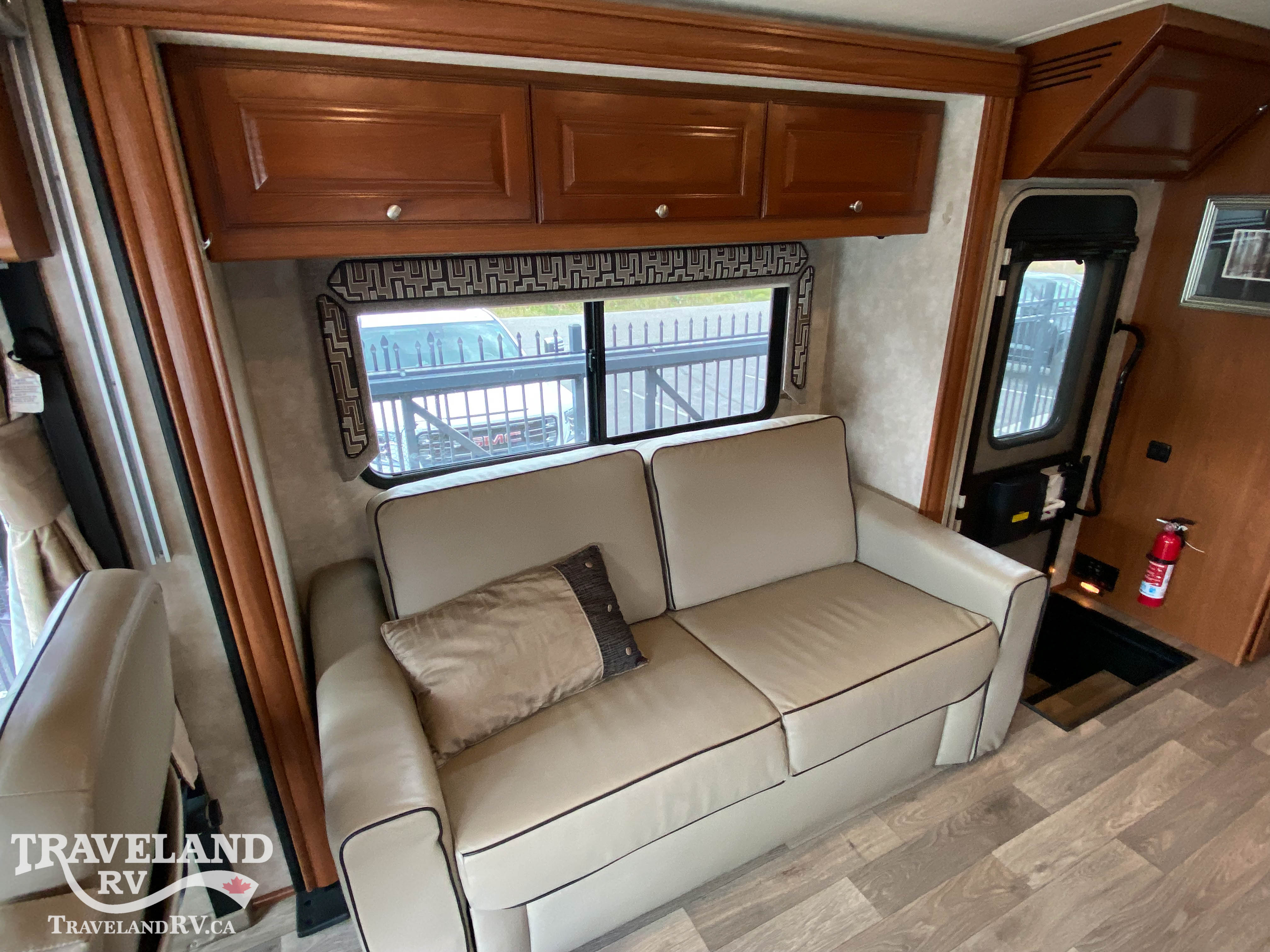 2019 Winnebago Sunstar LX 30T - Image 9