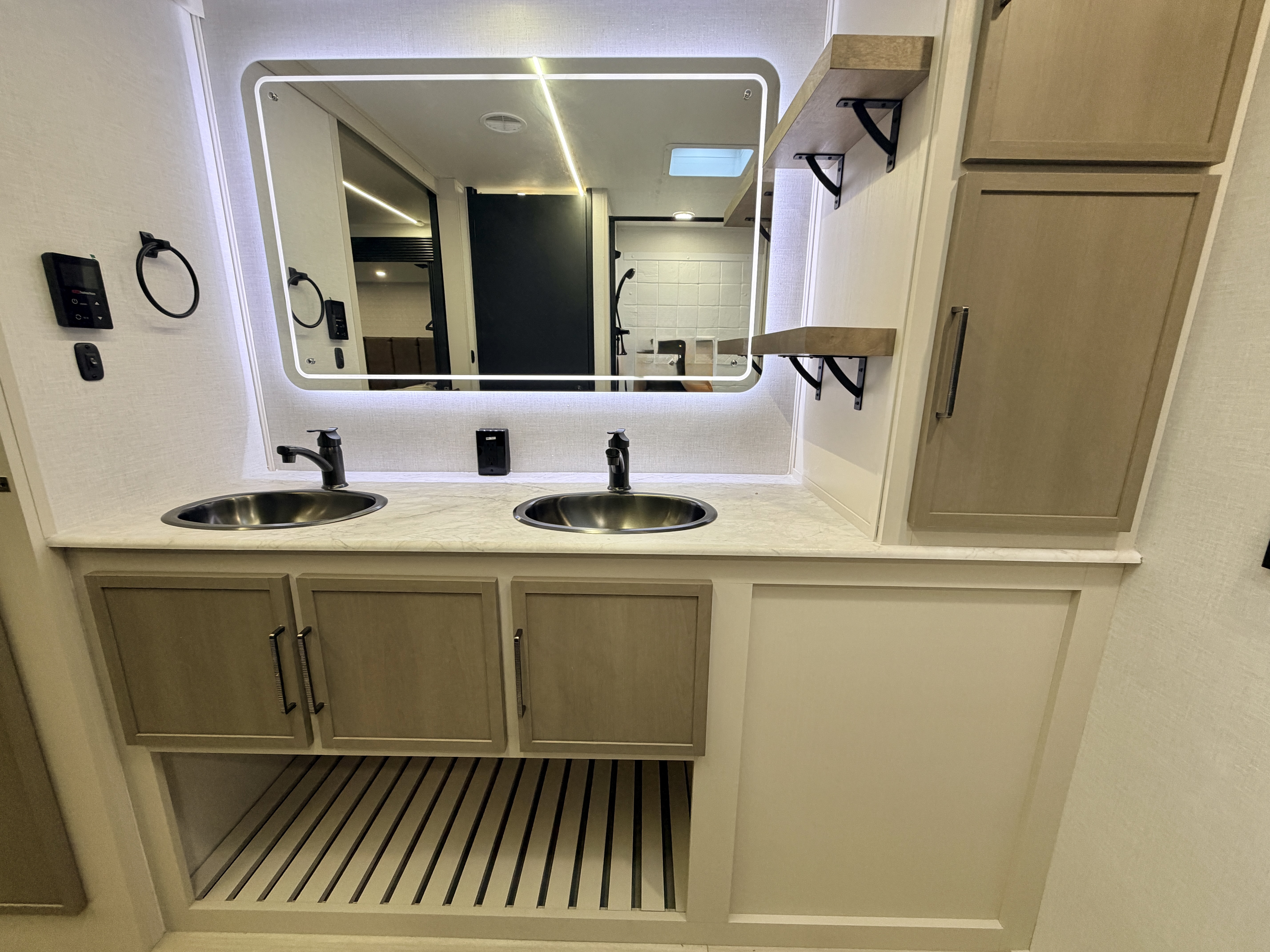 2027 Forest River Salem Hemisphere 261FKRB - Image 17