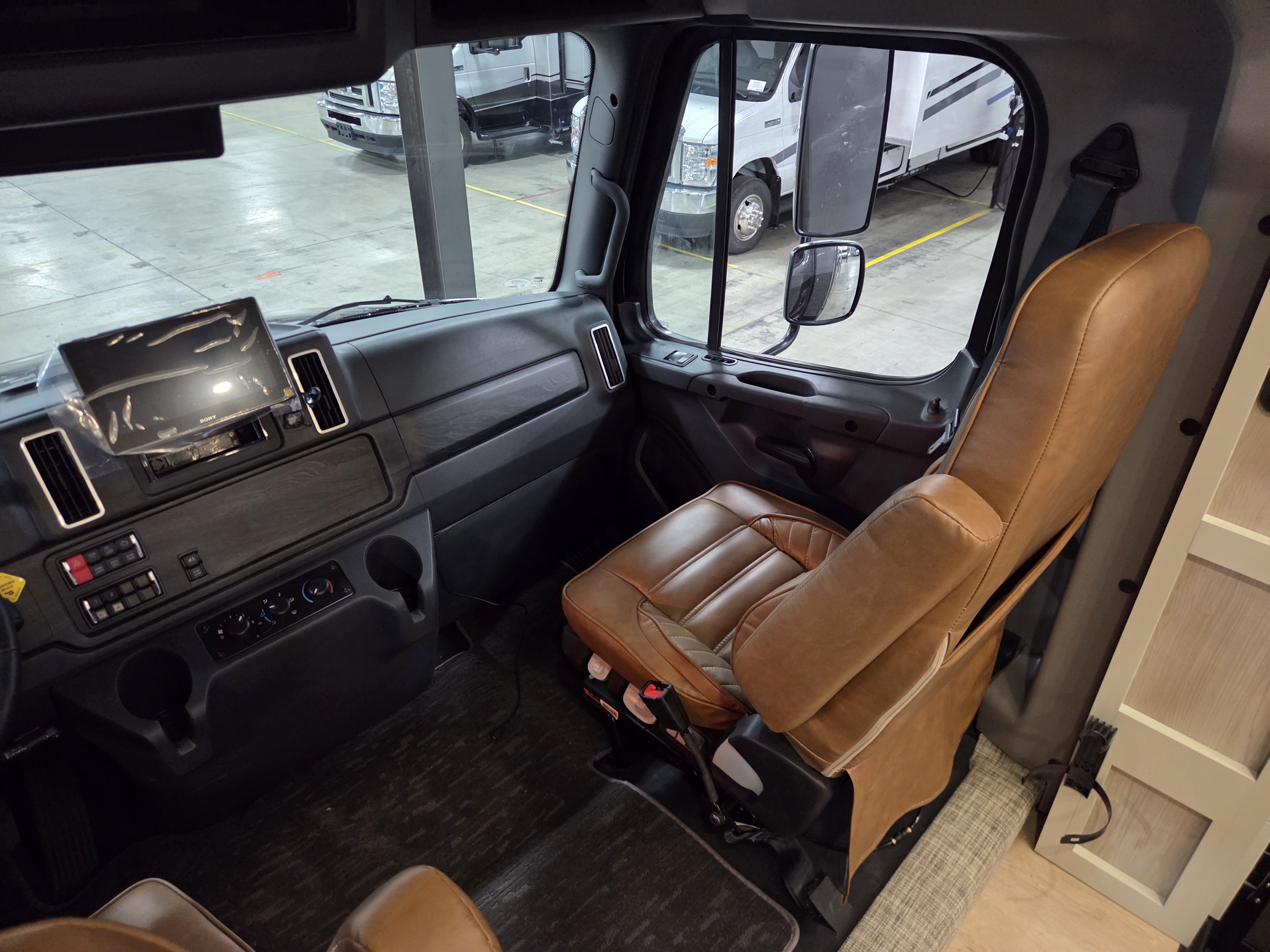 2027 Dynamax Europa 31SS - Image 23