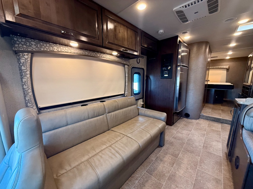 2017 Chateau 31W - Image 18