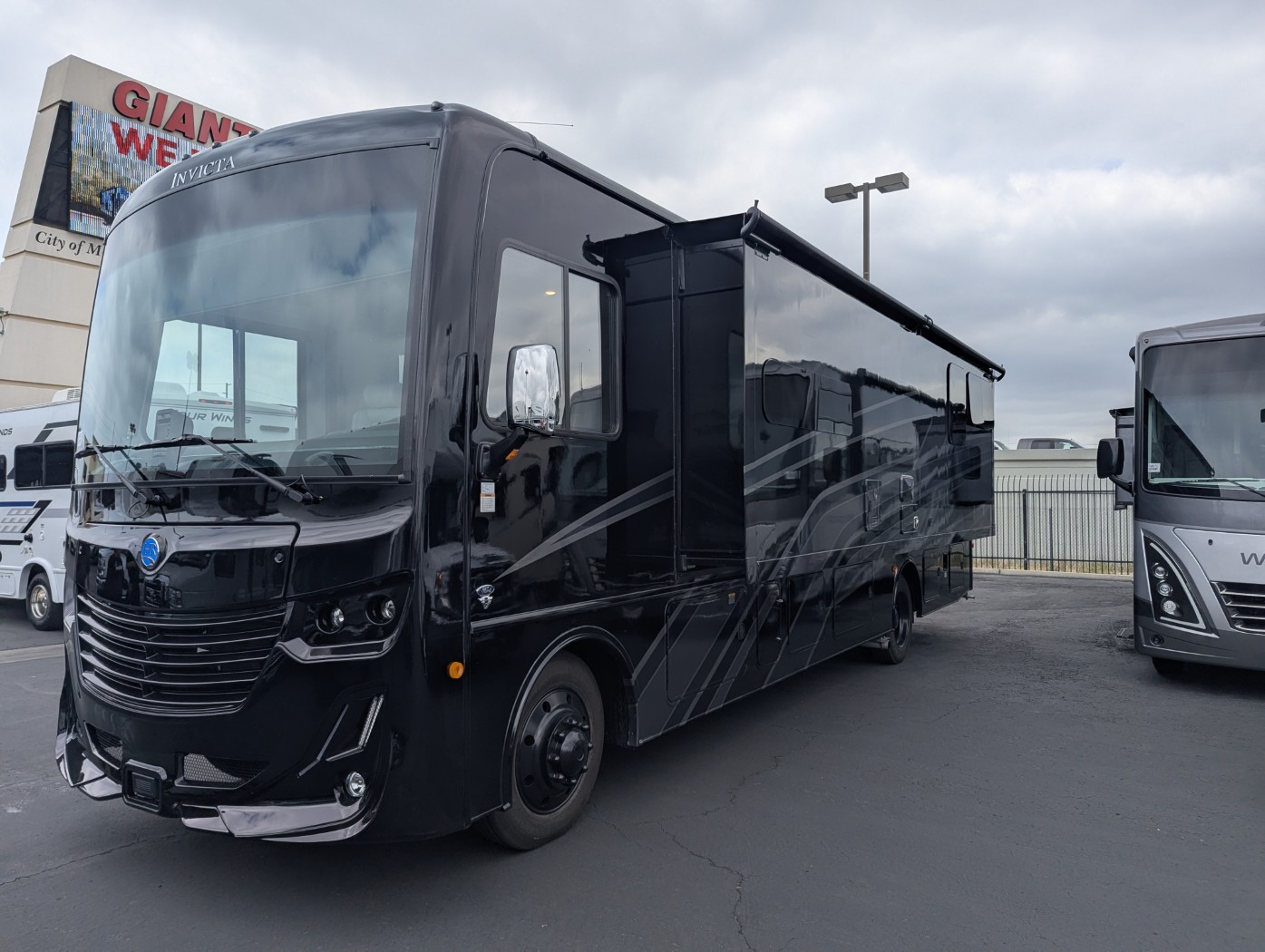 2026 Holiday Rambler Invicta 32RW - Image 3