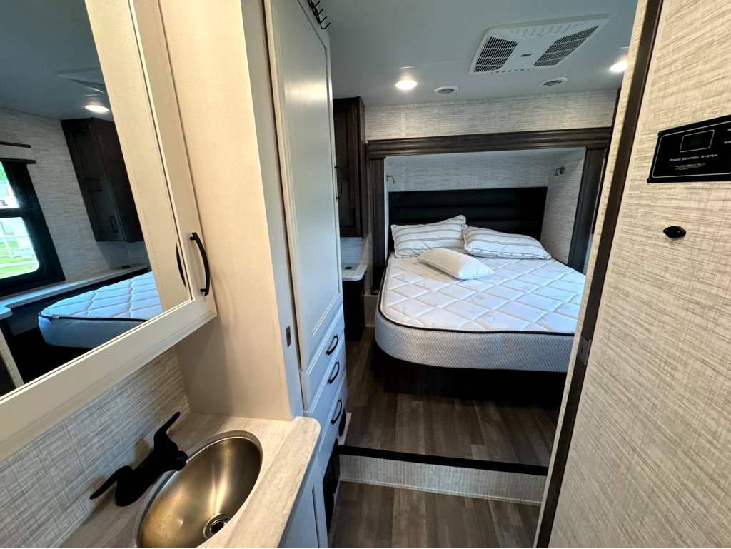 2025 JAYCO GREYHAWK 30Z - Image 17