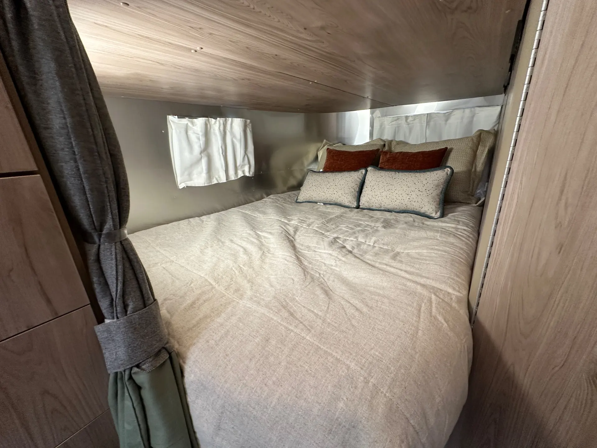 2027 Airstream Flying Cloud 30FB Bunk - Image 37