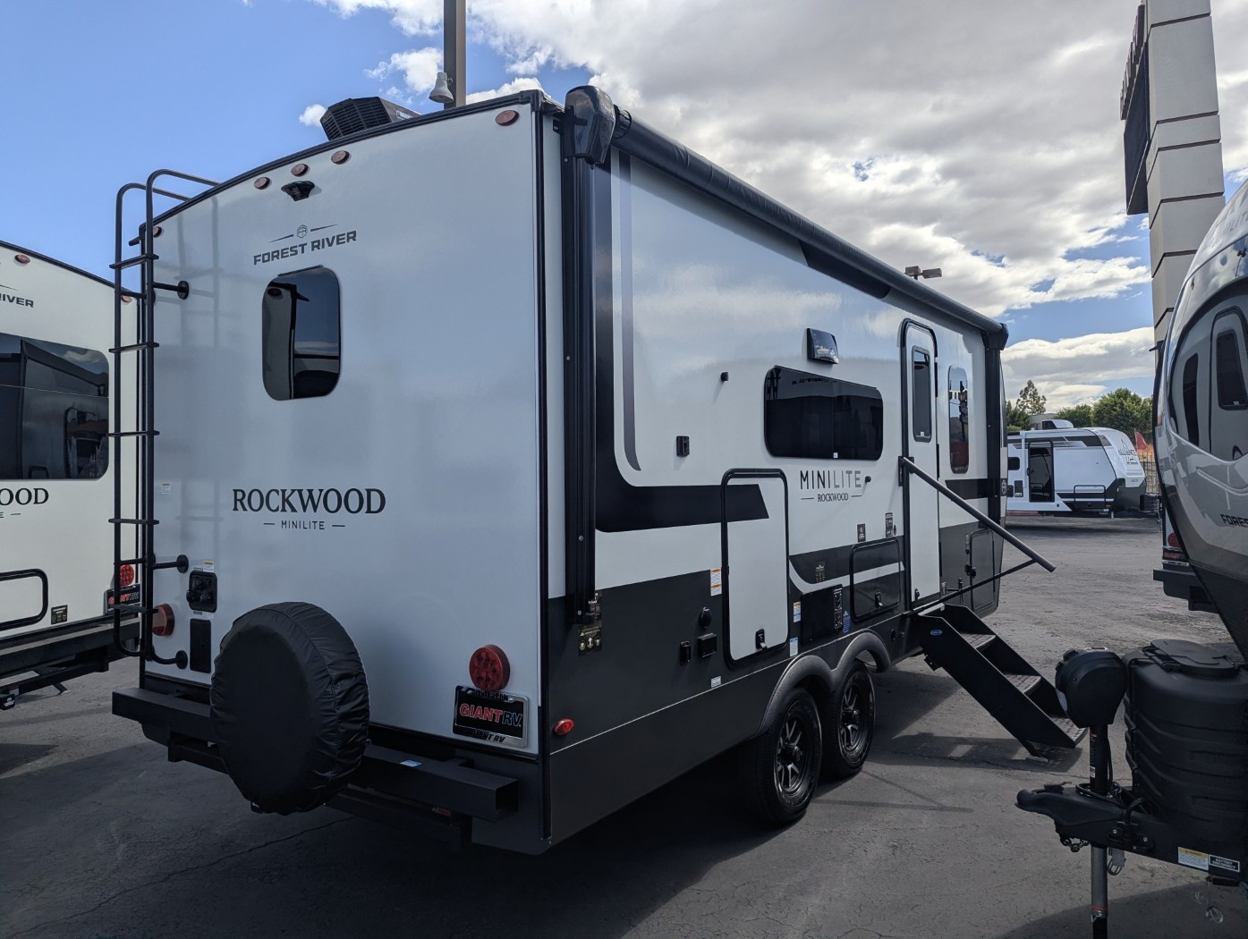 2027 Forest River Rockwood Mini Lite 2213S - Image 7