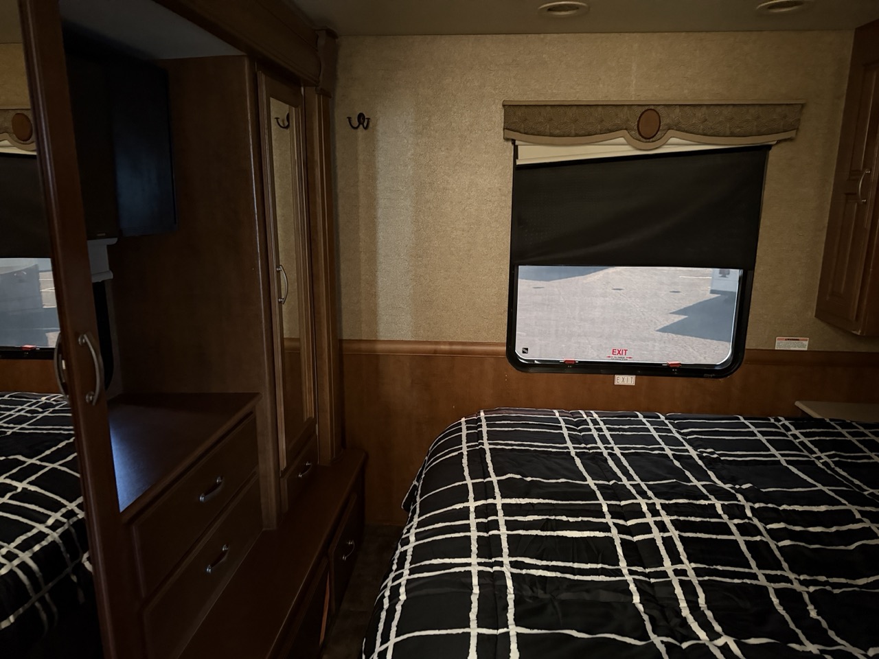 2014 Thor Motor Coach Challenger 37GT - Image 13
