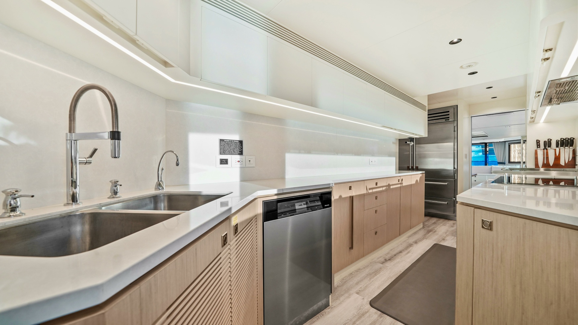 2025 Horizon Raised Pilothouse - Image 15