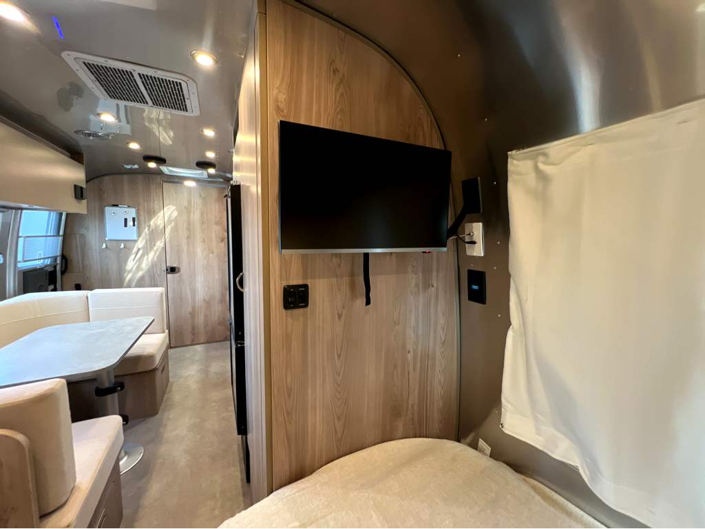 2027 AIRSTREAM FLYING CLOUD 23FBT - Image 25