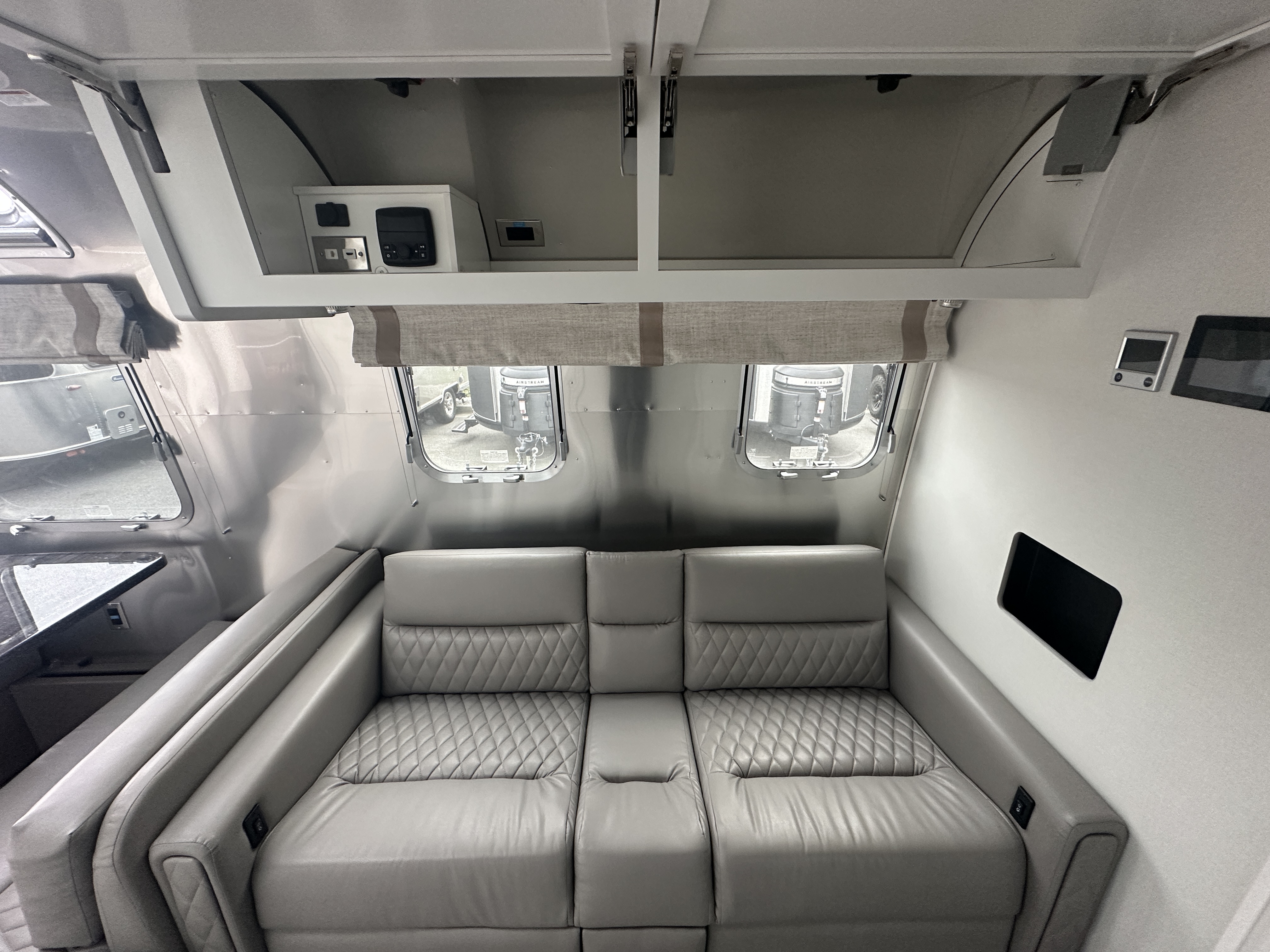 2026 Airstream Classic 33FB - Image 22