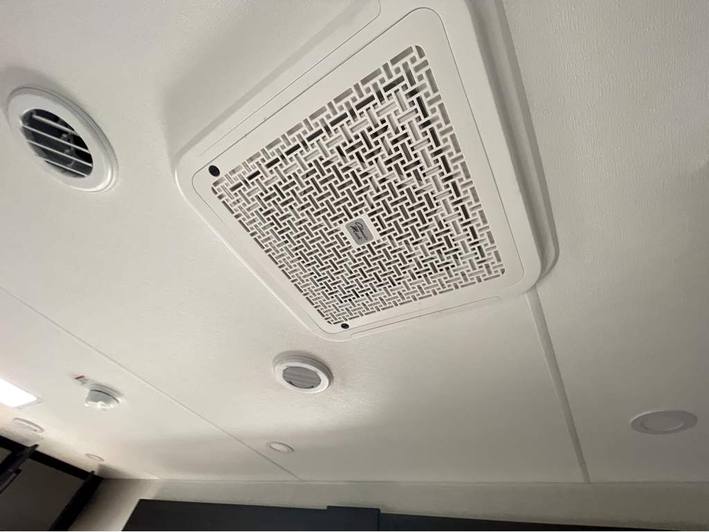 2026 VENTURE RV SPORTTREK 302VRD - Image 33