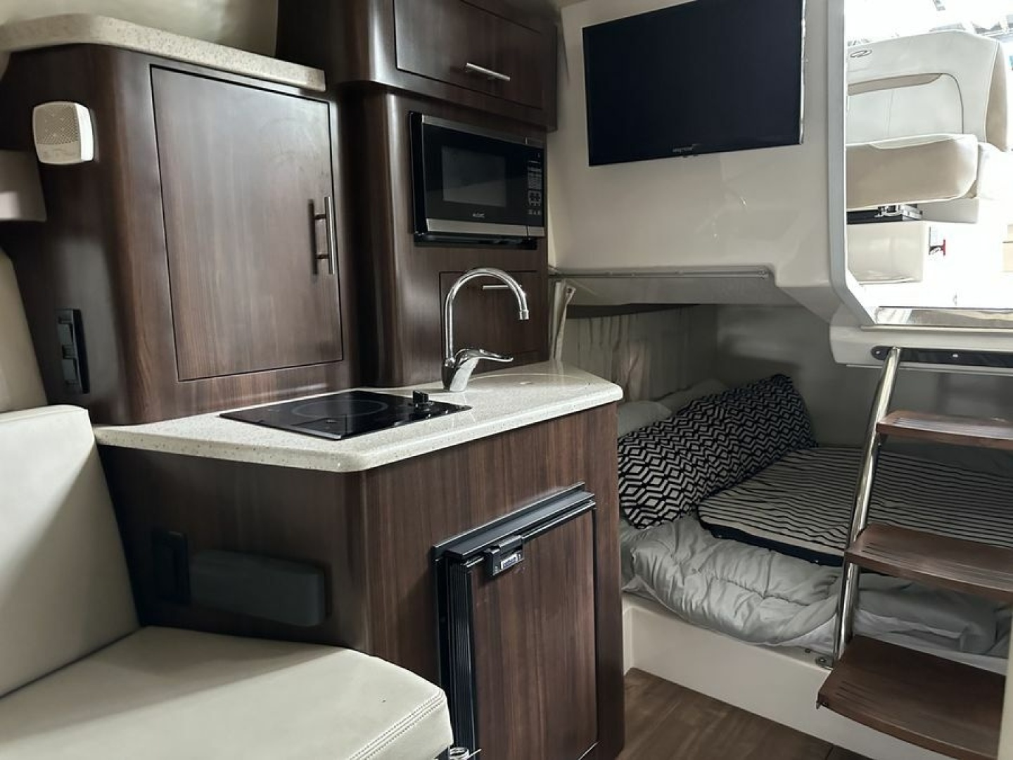 2017 Regal 28 Express - Image 3