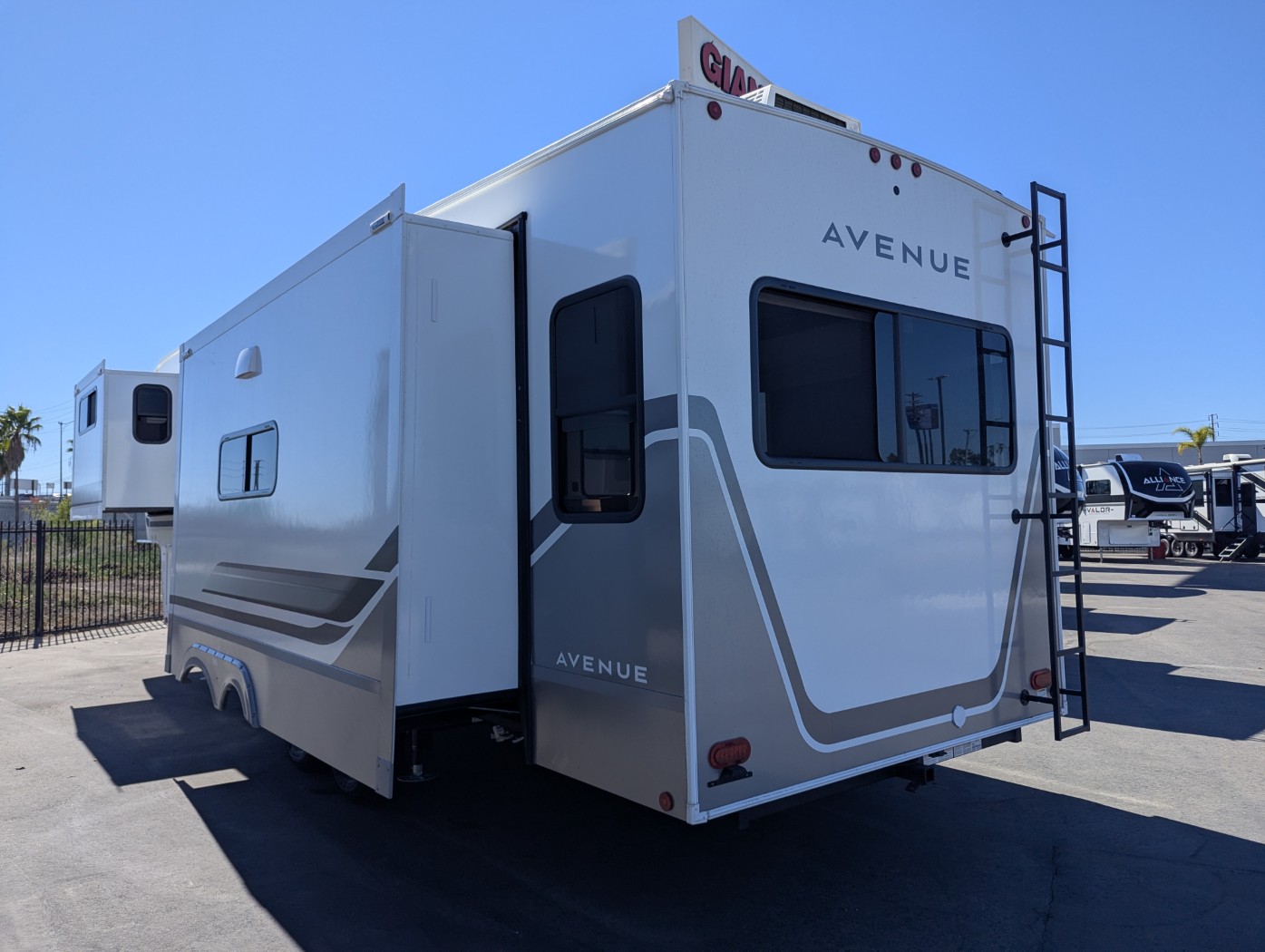 2027 Alliance RV Avenue 32RLS - Image 5