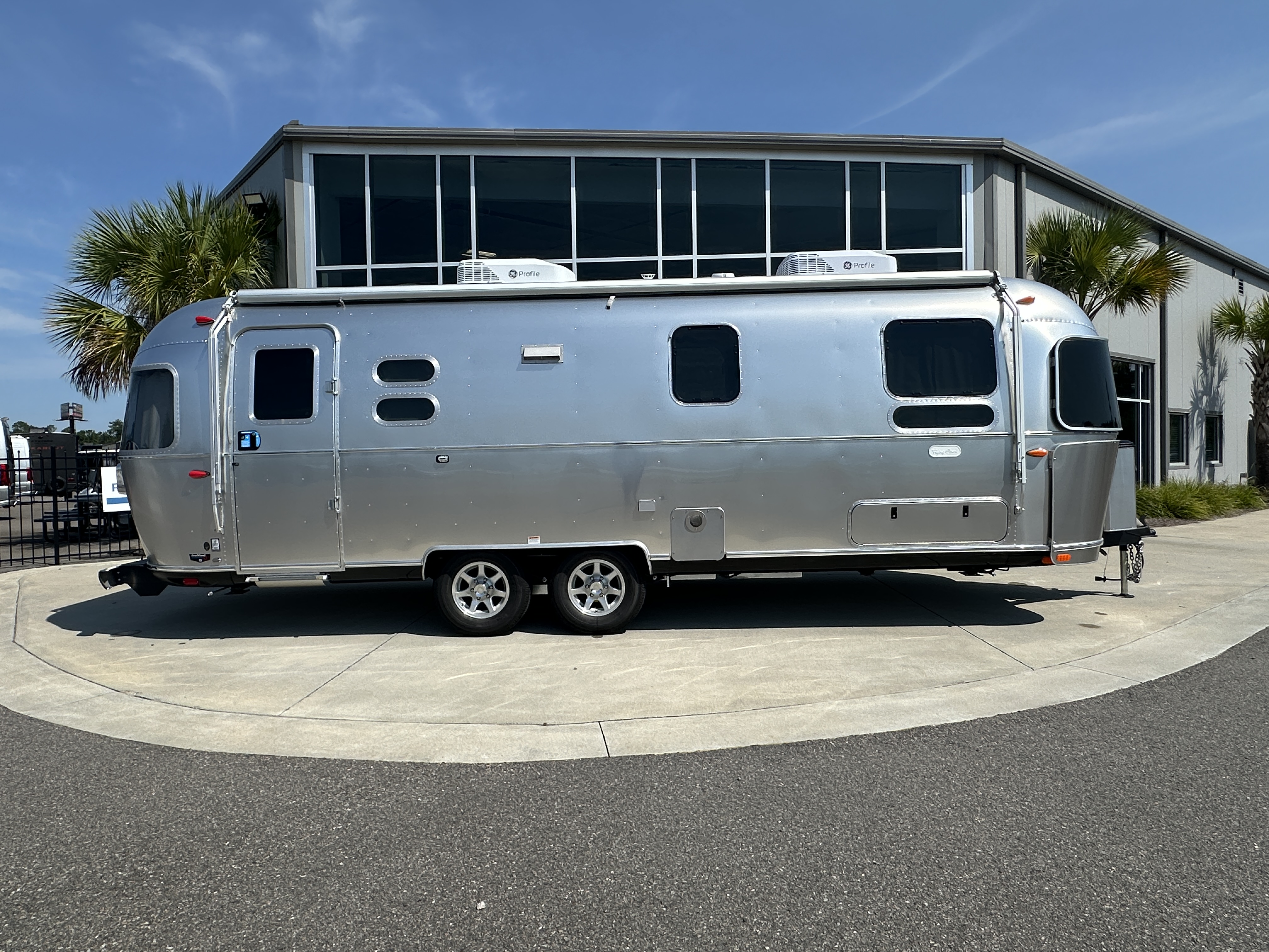 2027 Airstream Flying Cloud 27FBT - Image 4