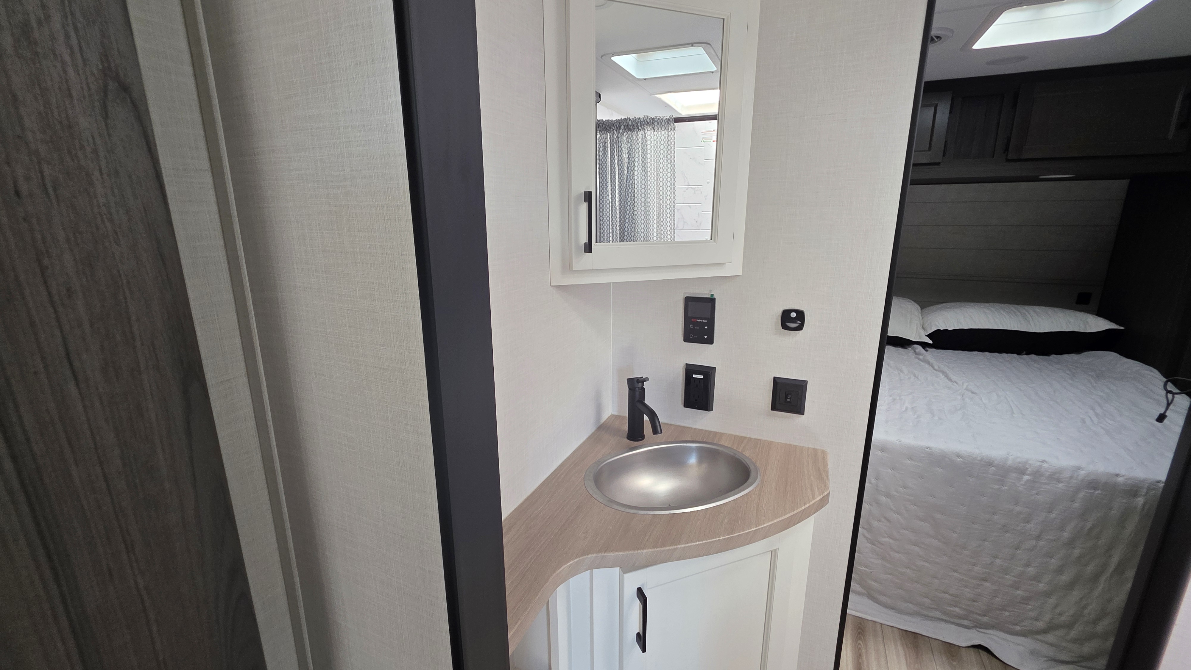 2027 VENTURE RV SPORTTREK STINGER 232VRL - Image 27