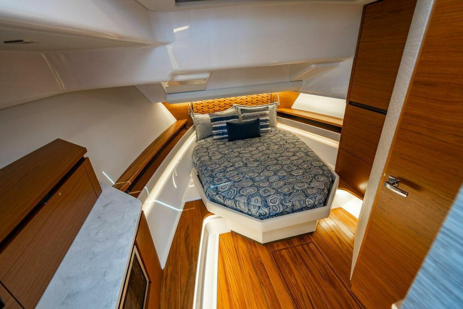 2025 Tiara Yachts 48 LS - Image 43