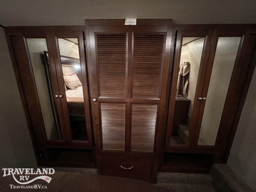 2015 Coachmen Chaparral Signature 327RLKS - Image 26