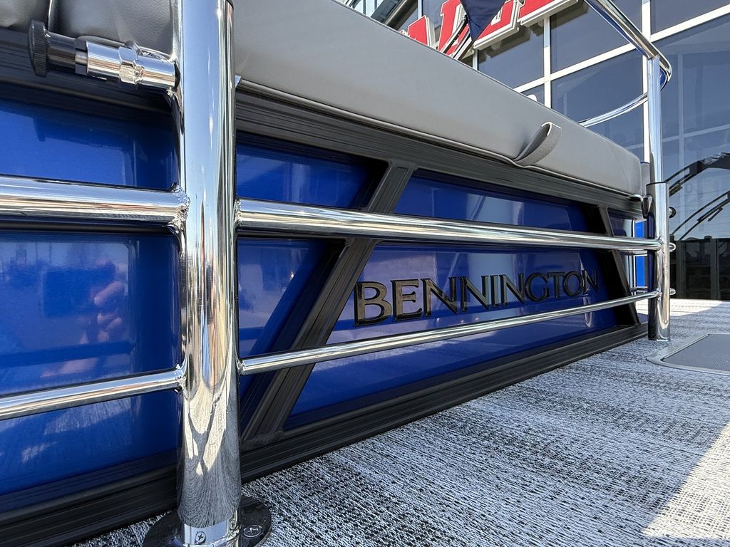 2025 Bennington 22 SSB Swingback Tri-Toon Pontoon - Image 5