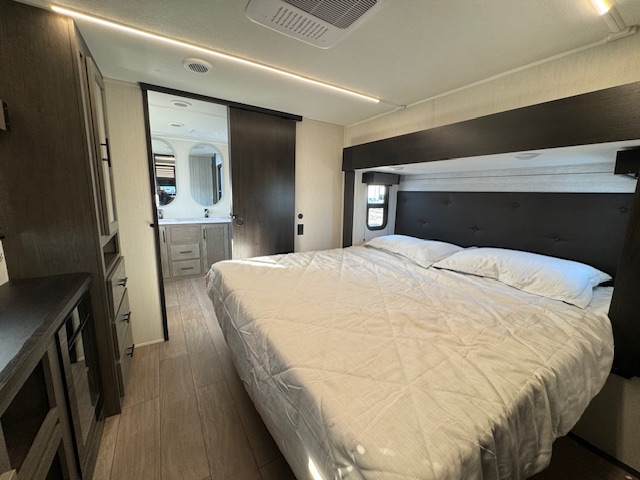 2026 CHEROKEE ARCTIC WOLF 3950 SUITE - Image 30