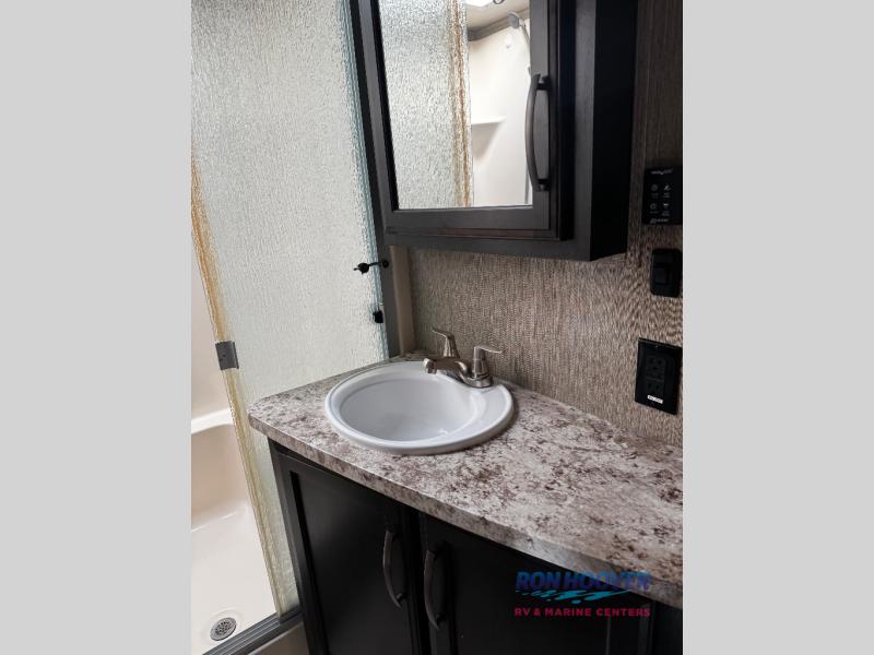 2017 GRAND DESIGN MOMENTUM M395 - Image 19